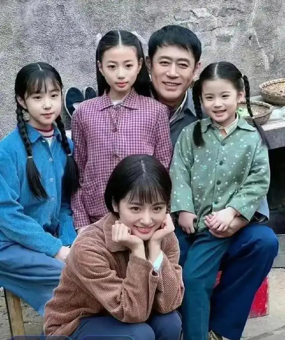 《六姊妹》演员群像，展现了一场跨越年龄的“年代剧变脸术”。从49岁梅婷饰演的坚韧