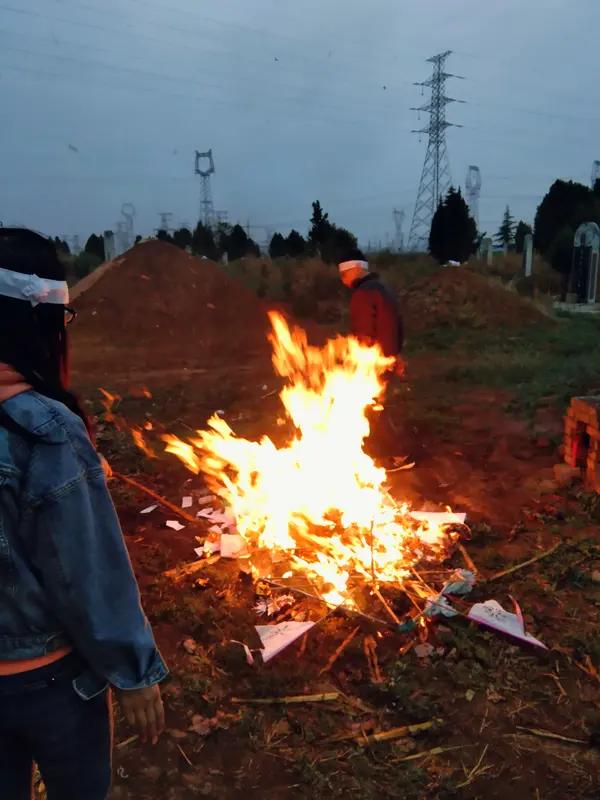 《清明祭祖》
今又清明祭祖先，
祖先受累苦在先。
生我养我恩于天，
眼泪汪汪声哽