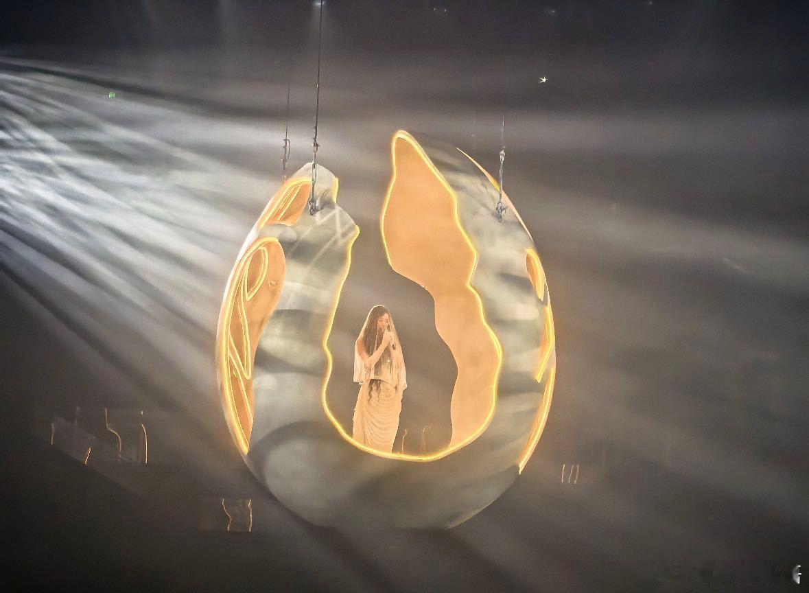 单依纯风吹面纱珠玉现世 开场《珠玉》太绝了！面纱轻扬，珠光亮眼，她一开口便治愈全