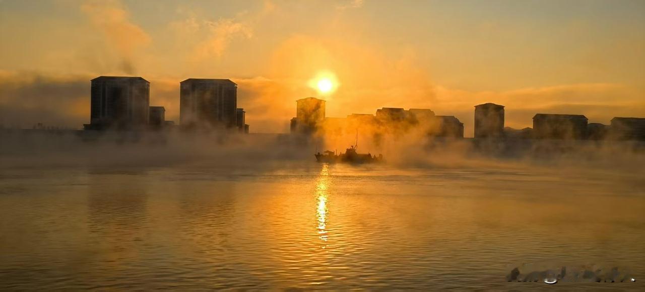 这样雾气腾腾的江景日出美的令人痴迷。鸭绿江的水烧开了，雾气腾腾犹如仙境。这才是冬