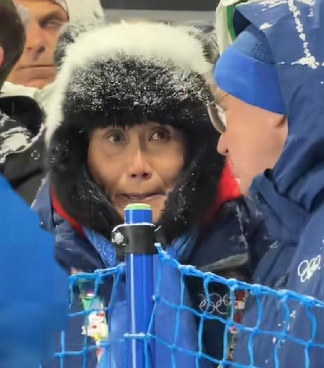 谷爱凌妈妈与巴赫聊天，这表情太亮了！太像猴子、大猩猩了！不戴雷锋帽还好一点，头发