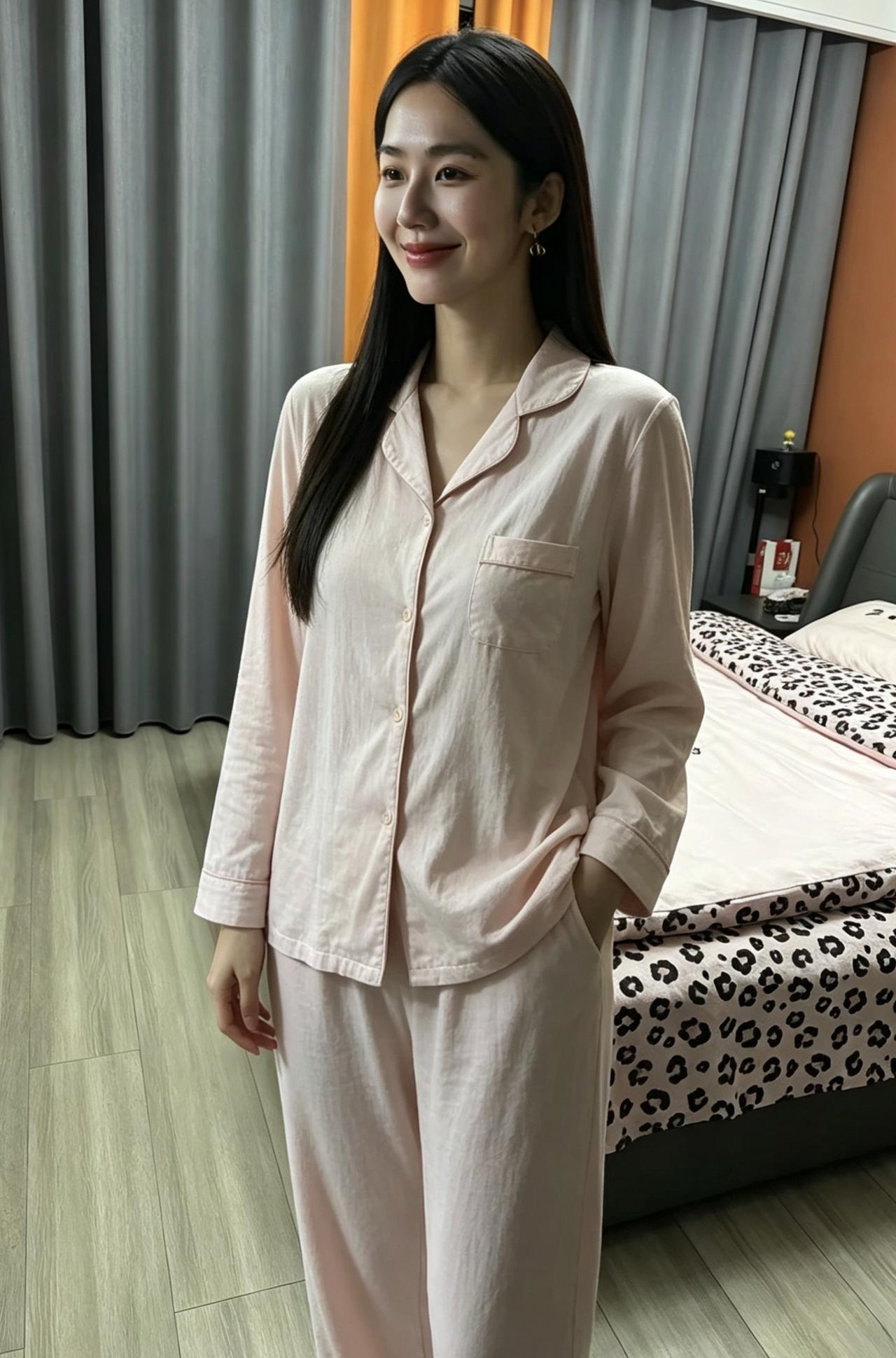 粉衫轻软衬芳颜，浅笑嫣然自静娴。
闲立闺房春意暖，温柔入骨胜人间。