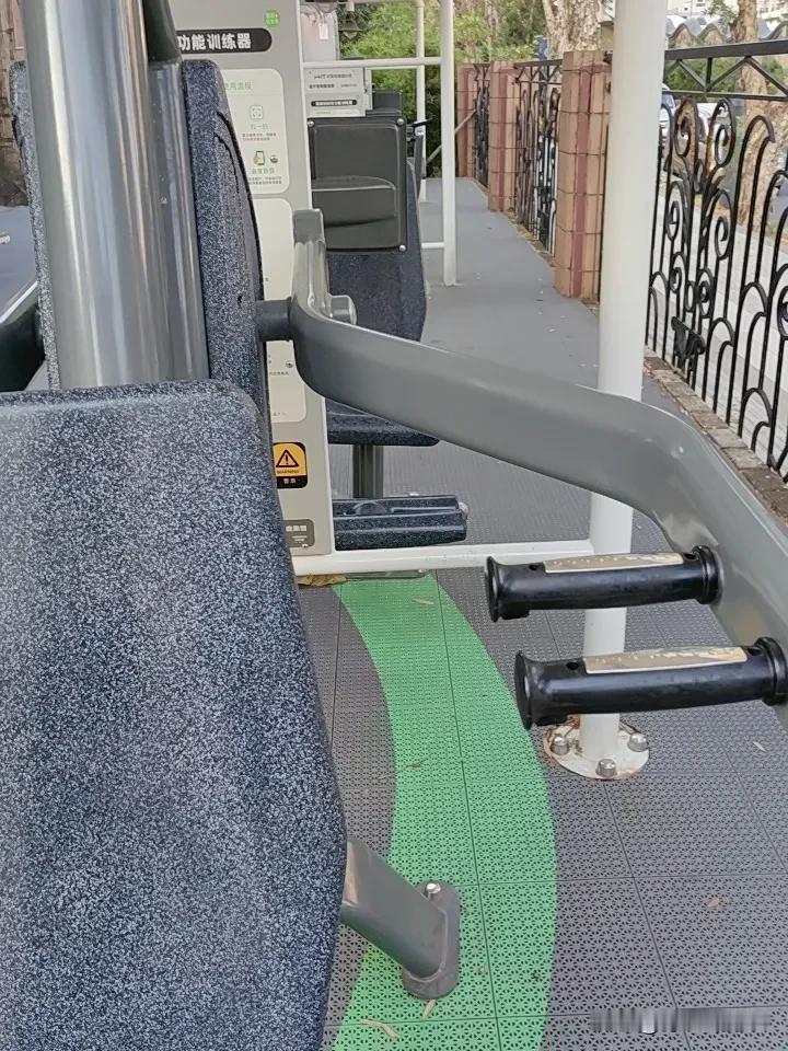 小区附近有一个公共的健身平台，每天早上都习惯在这里锻炼个把小时。旁边就是一个幼儿