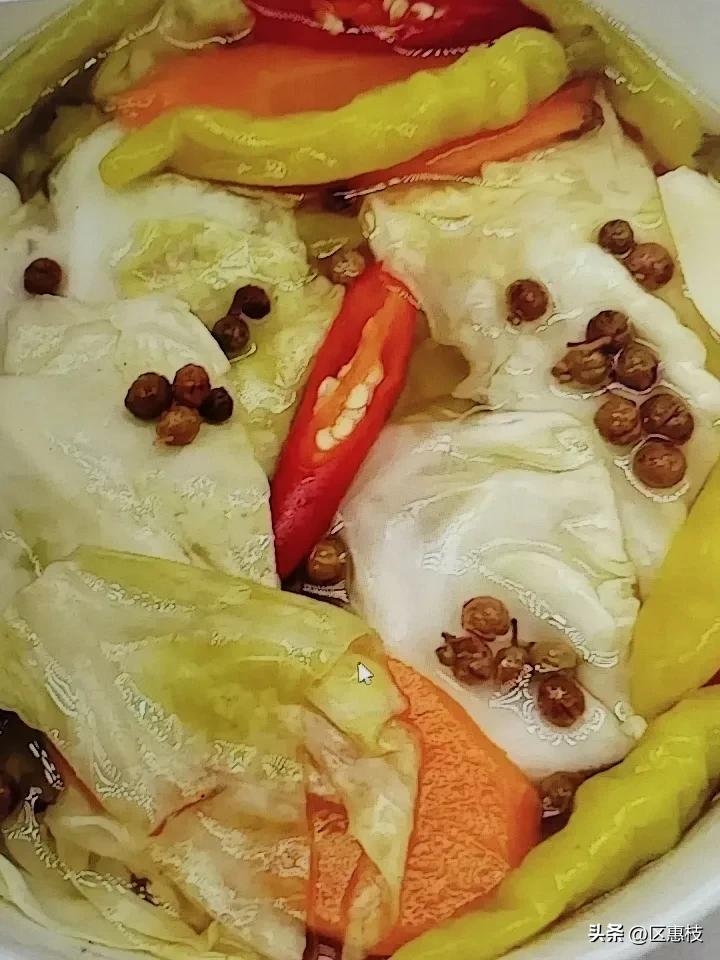 韩国泡菜好吃，但腌制可有秘籍。我常用的是准备大白菜、白萝卜、苹果等食材。先把大白