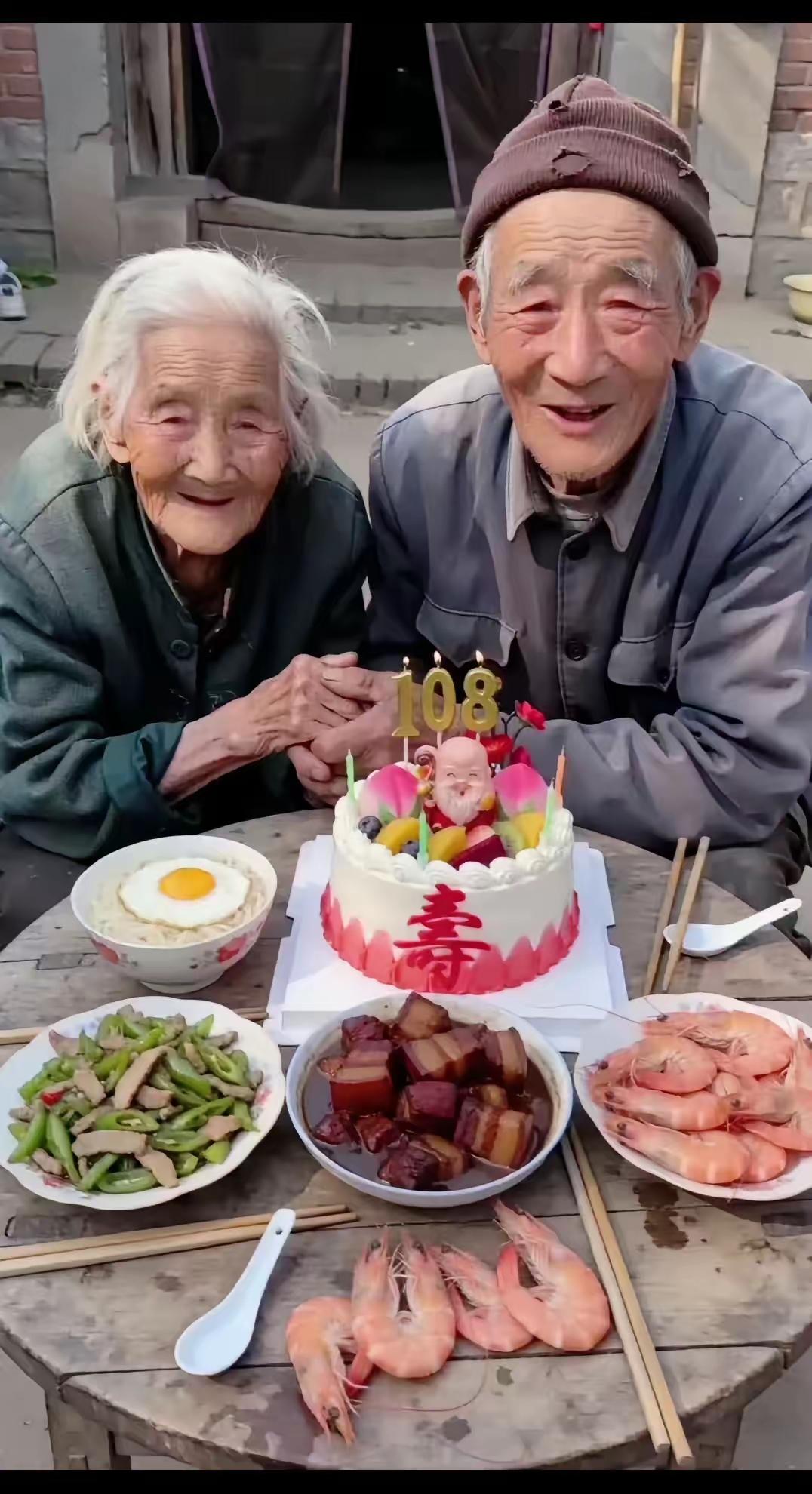 这是一对百岁老人，老伴108岁生日宴，路过的人都来祝福一下吧，沾沾她们的喜气，祝