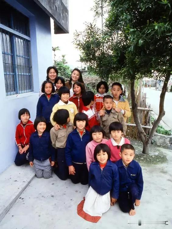 1984年一群台湾小学生和他们的老师的合影