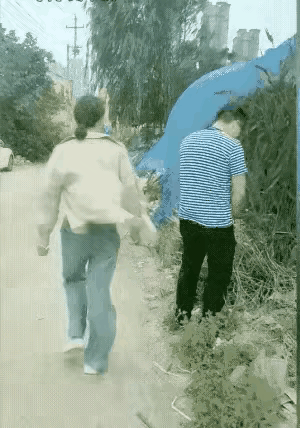 天下之大，无奇不有。
这样的恶作剧，真是毁人三观！
一女子见路边一男子小便，左顾