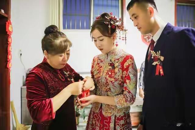 河南50岁大叔当众狂扇耳光为爱正名：十万彩礼娶“二婚”娇妻，谁说半路夫妻不配拥有