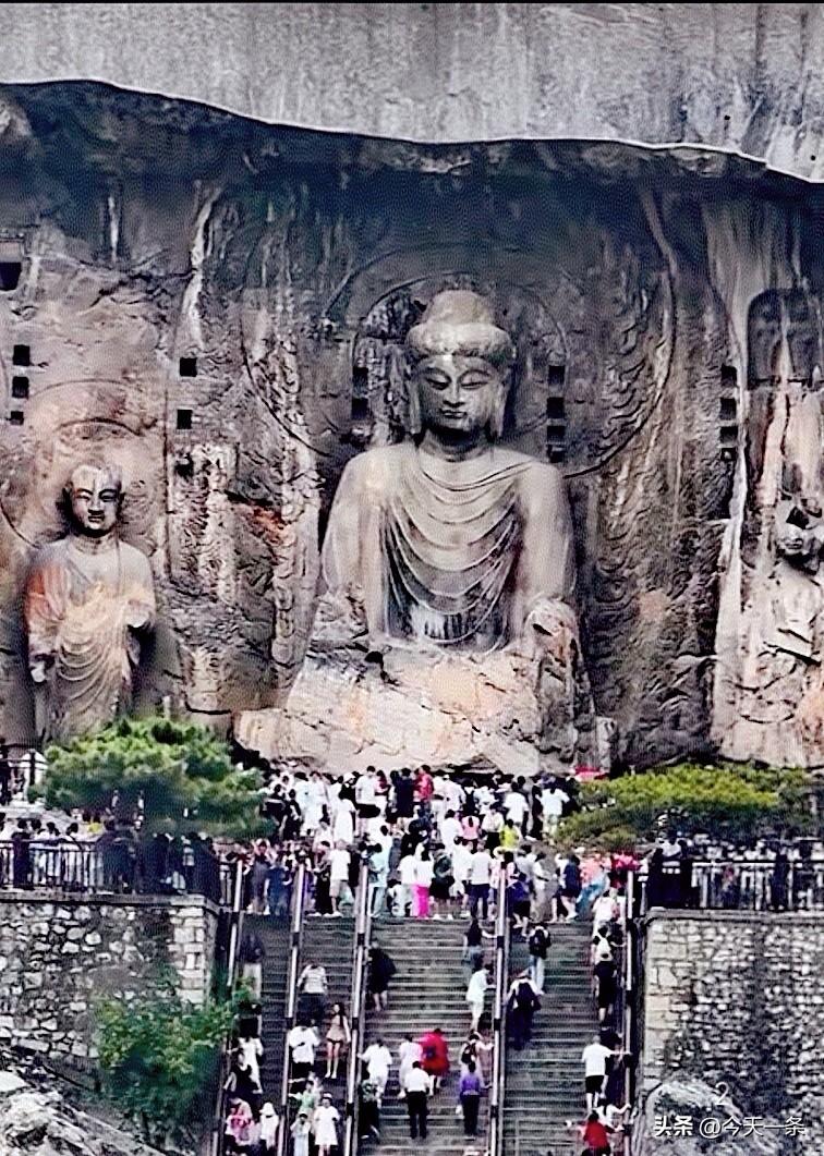 《水龙吟·龙门卢舍那》
伊河波漾晴光，摩崖危立金身古。眉弯涵月，耳垂垂露，目凝千