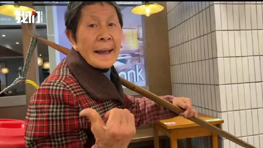 扁担与麻糍成追忆！诸暨奶奶车祸背后，是城市的锥心之问
诸暨锦马年糕 一条突发新闻