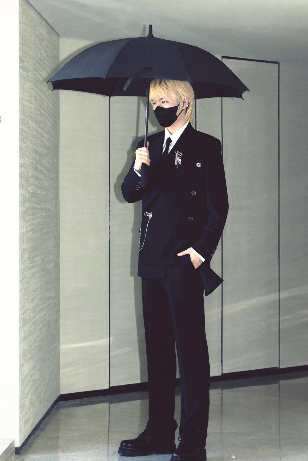 九尾黑面罩氛围感有了麻麻这个黄毛真的与其他的不一样 