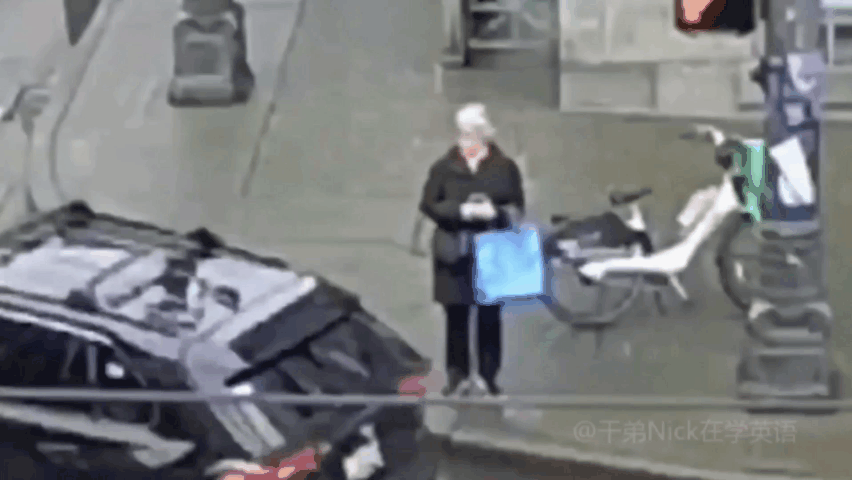 美国西雅图发生一起恶性袭击案，一老年女性在光天化日下遭惯犯随机攻击，并被挖出一只