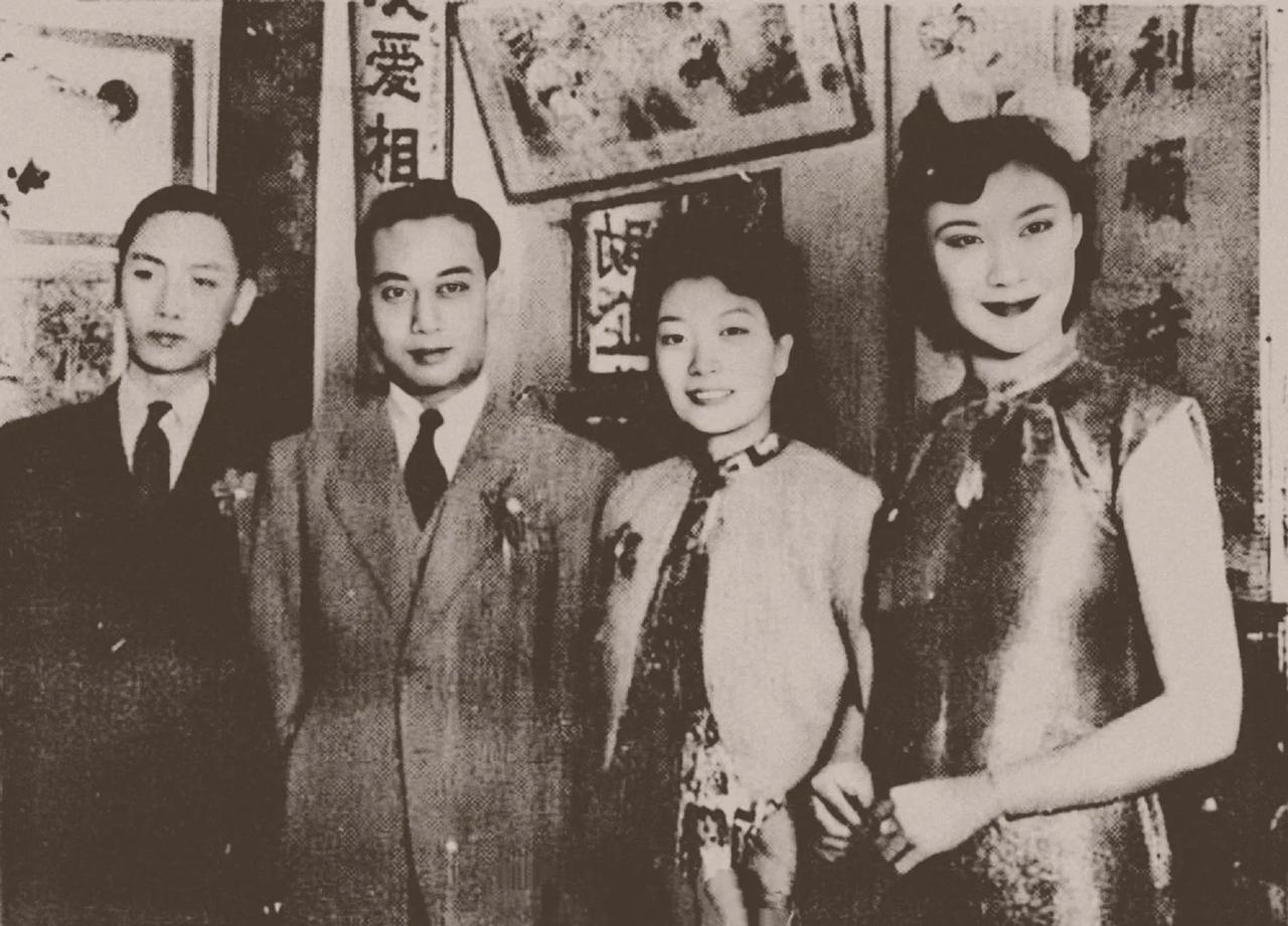 图一 张君秋 言慧珠合影 中间二位不认识
图二三 张君秋 言慧珠演的阿庆嫂