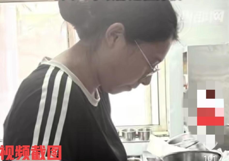 女生开成人小饭桌，引人注意。

如今才二十五岁的辽宁女生在青岛开了家成人小饭桌，