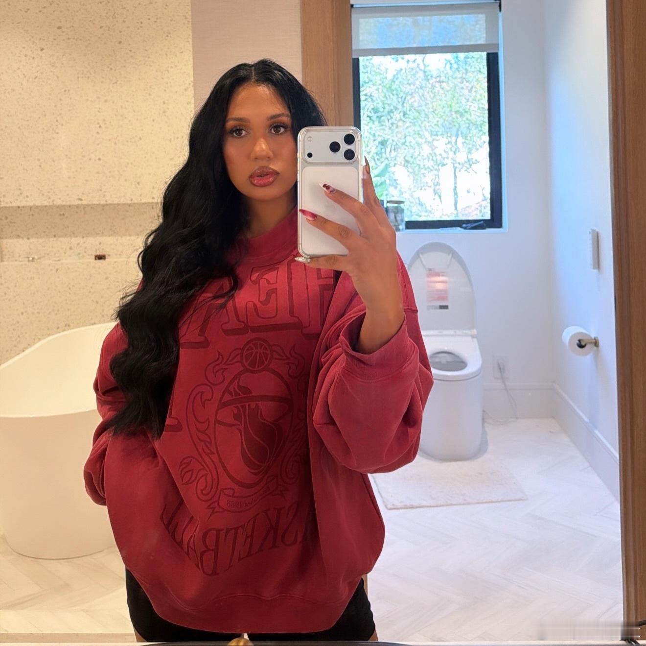 嘴嫂：哇呜 2025……多么美好的一年！至少可以说这是一段幸运的时期❤️❤️20