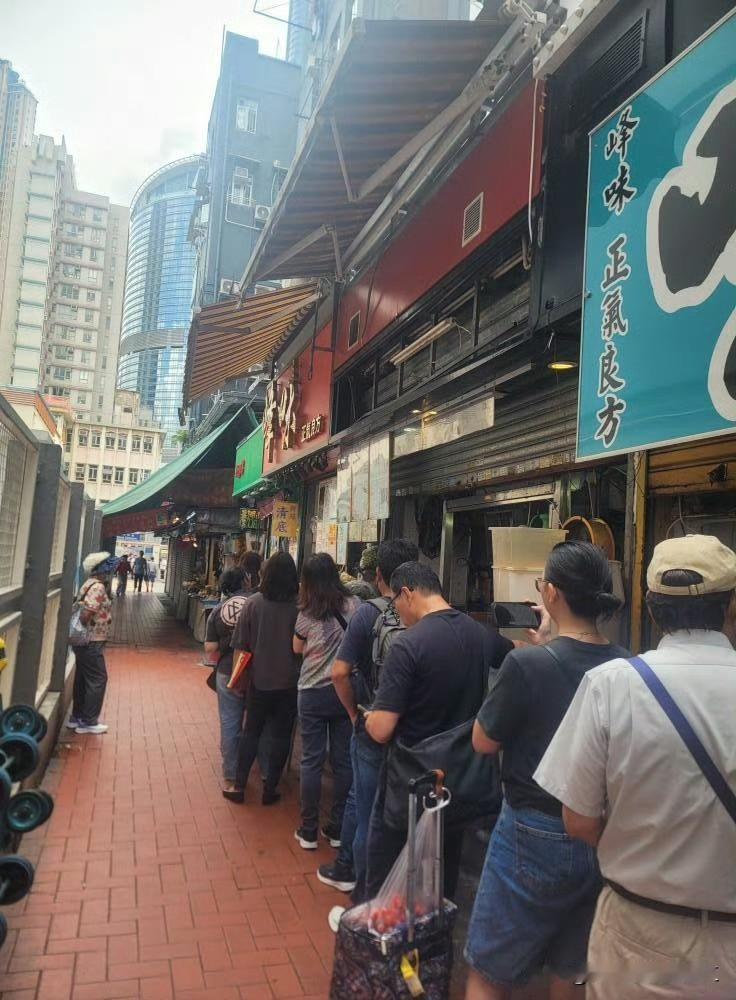 香港荃湾，一家小店，每天都很多人排队买凉茶。

然而在刚开业的时候，这是一家清鸡