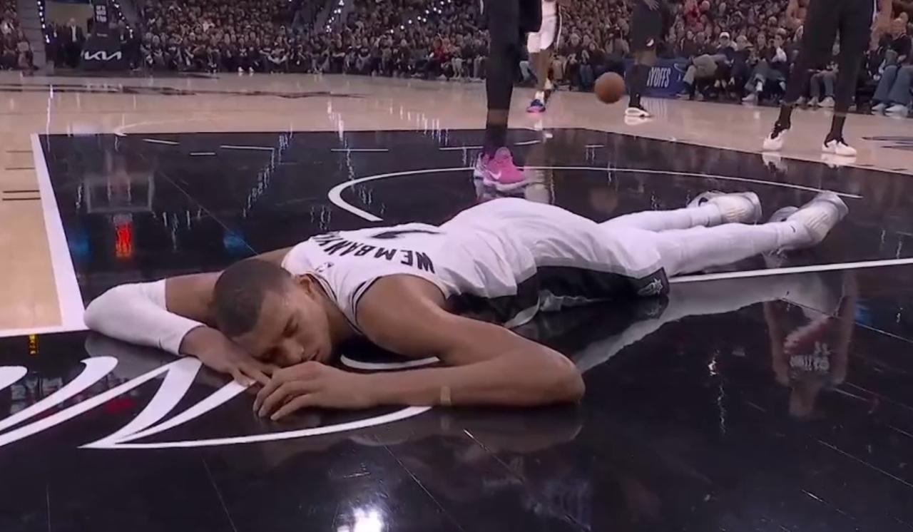 开拓者发威，首节打出小高潮，领先马刺11分，文班亚马受伤，文班亚马第二节突破摔倒