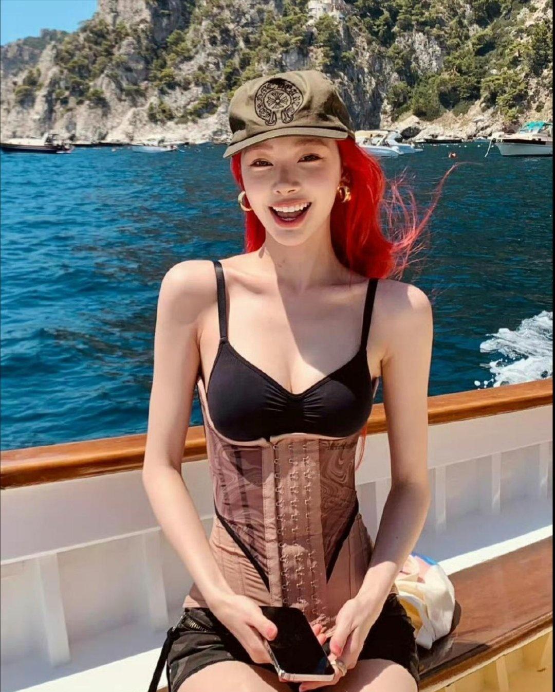 易梦玲都这么瘦了还要带束腰，有必要这么卷吗？ ​​​