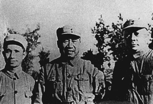 1948年5月，朱德总司令(中)在濮阳孙王庄和陈毅(右，任华东野战军司令员兼政委