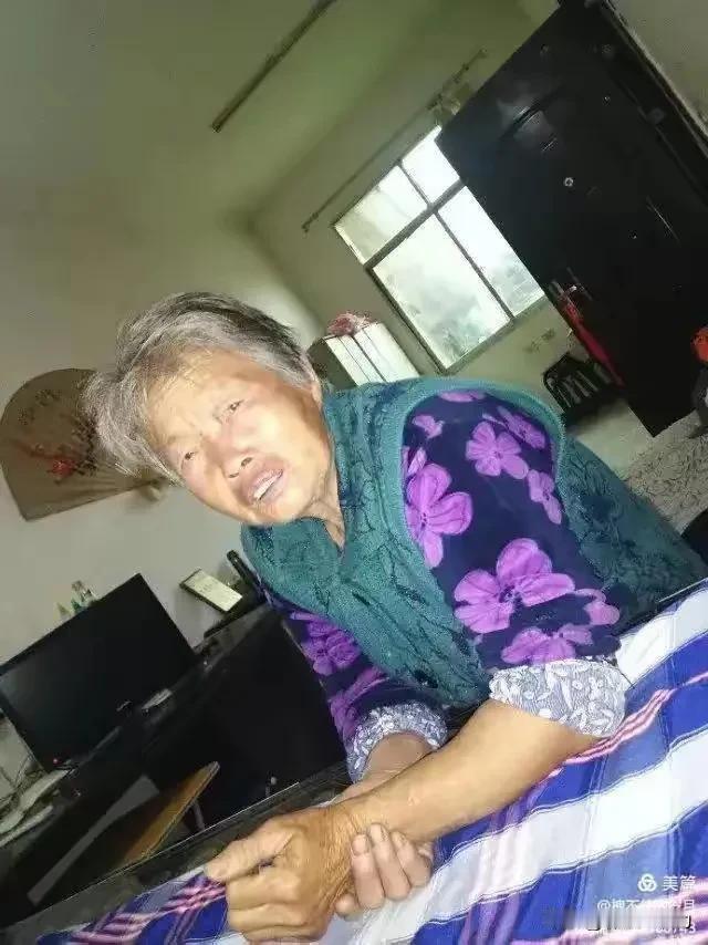 母亲
 赵权力
母亲向着黄土浅笑安然，
牵挂在脸畔轻缠
挽着月的银辉
携着星的微