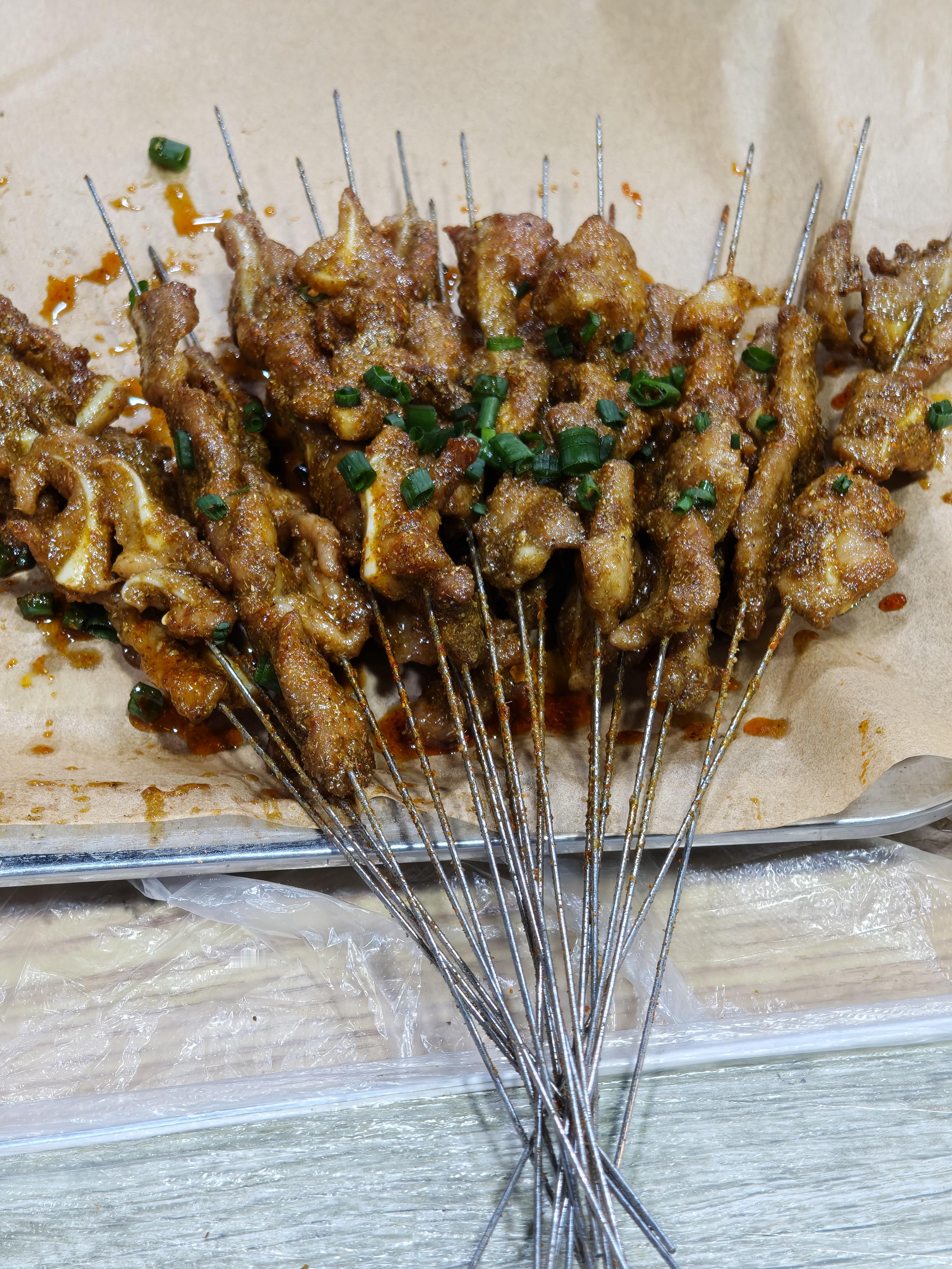 睡了吗，吃了吗[流鼻血] 还是上次排大队的那家烧烤店，真的好吃。。。小小白吃饭联