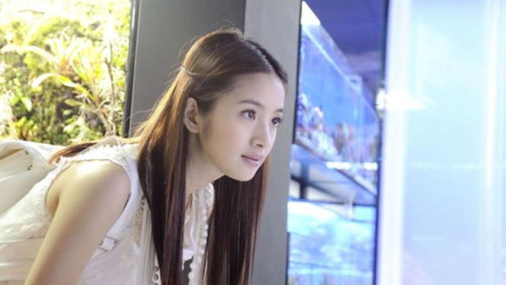 你知道吗？林依晨在《花儿与少年》录制间隙偶遇路人宝宝，下意识的抱娃动作被镜头完整