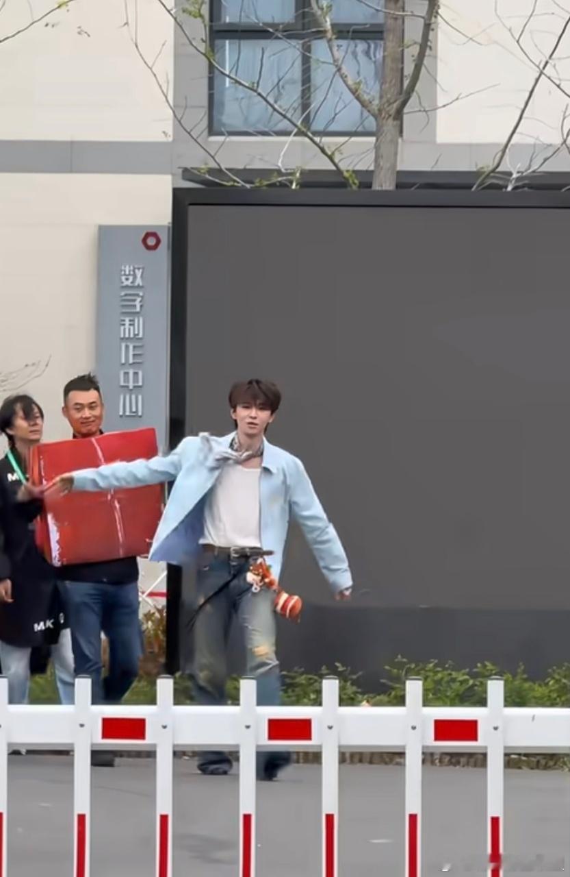 何浩楠上海录制天才厨人 小何今天去上海录制《天才厨人》了！在粉丝的路透视频里，小