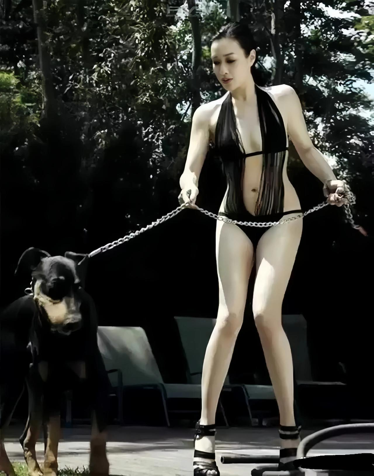 美人在骨不在皮：钟丽缇遛狗照

“美人在骨不在皮”，这句话用来形容钟丽缇再合适不