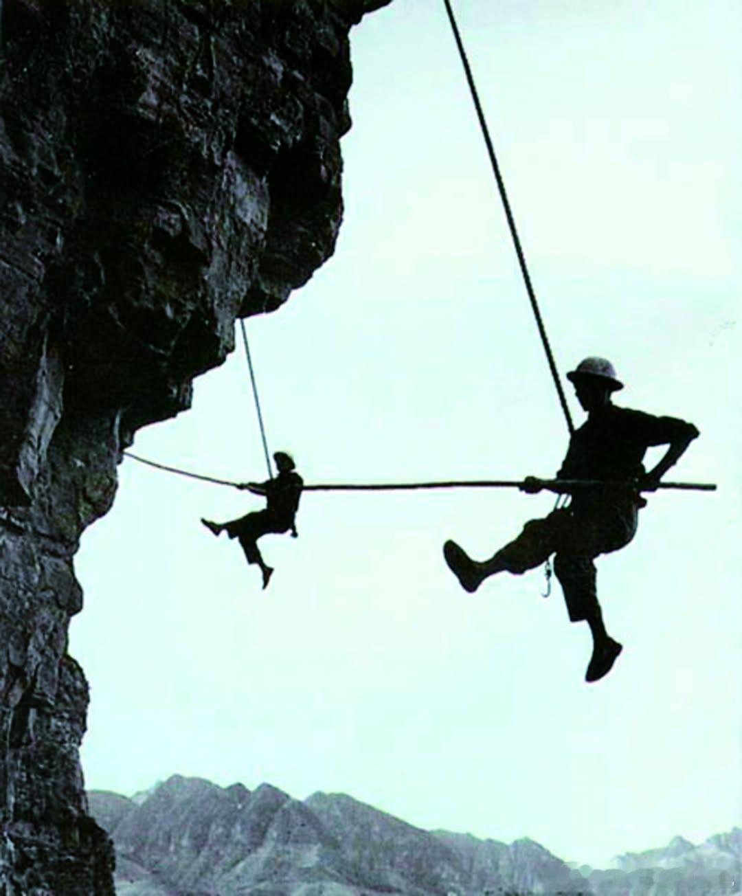红旗渠的建设者。Builders of the Red Flag Canal. 
