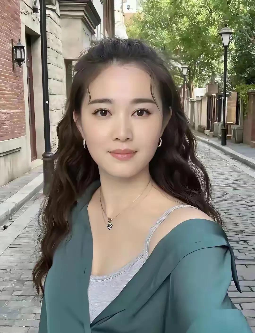 别让“万能胶”粘住你的翅膀(散文)

清晨的办公室像座精密钟表，每个人都是齿轮。