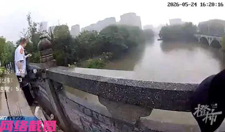 杭州暴雨，有公交车司机路过一处非常熟悉的桥头时，看到有女孩坐在桥边一动不动，似乎