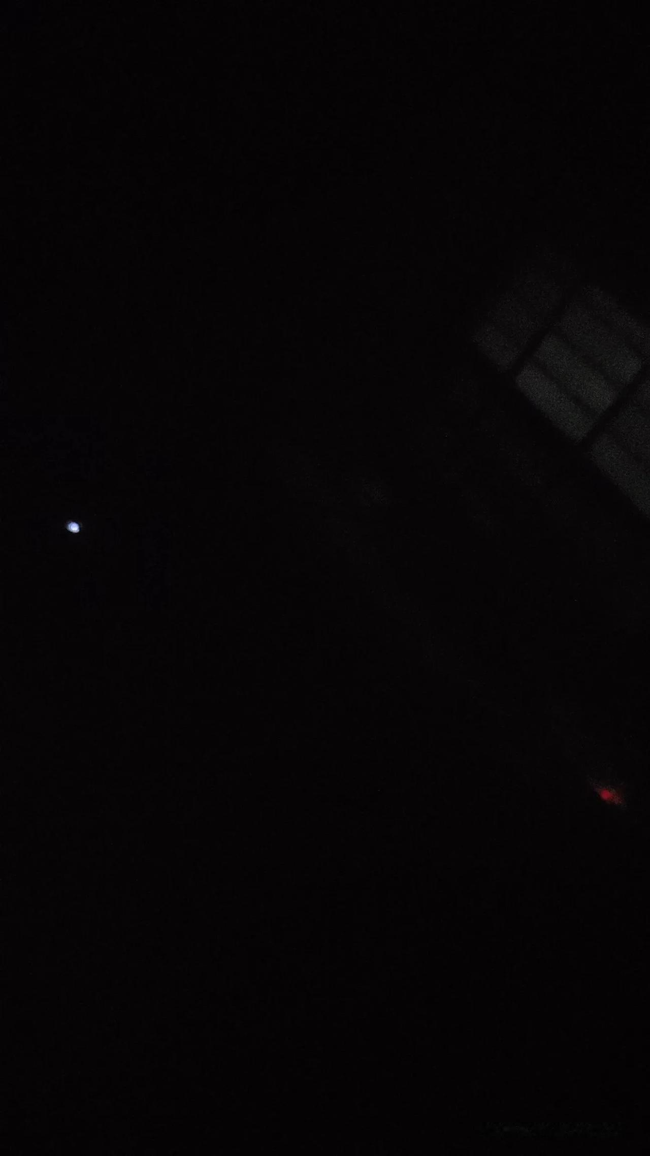 现在是后半夜一点了，我还是没有一点睡意，头昏脑胀的难受，今天周日不上班，在家里大