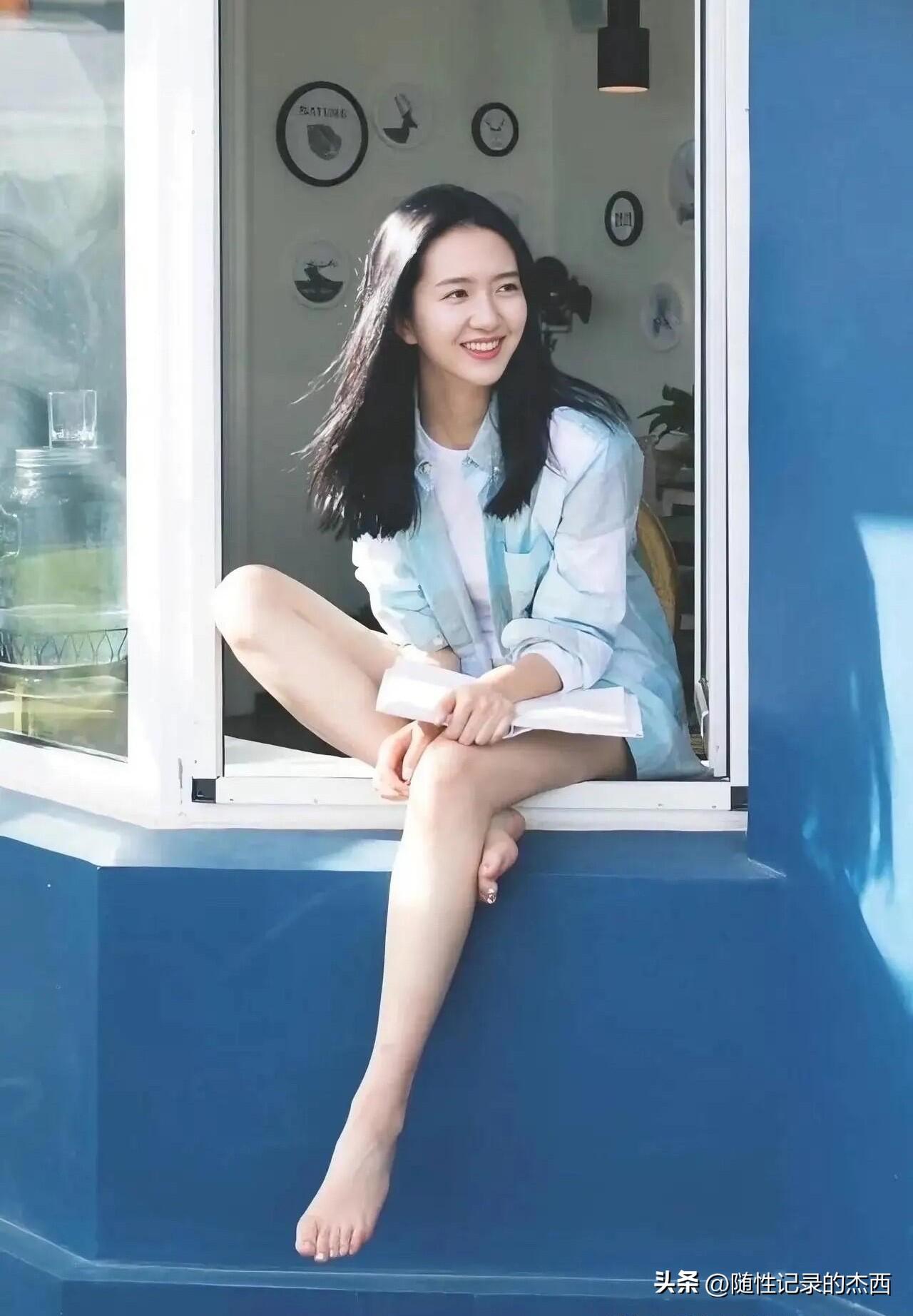 比刘亦菲长得漂亮的一个女演员出现了，她真的好漂亮好漂亮，很有灵气，这样的笑容让人