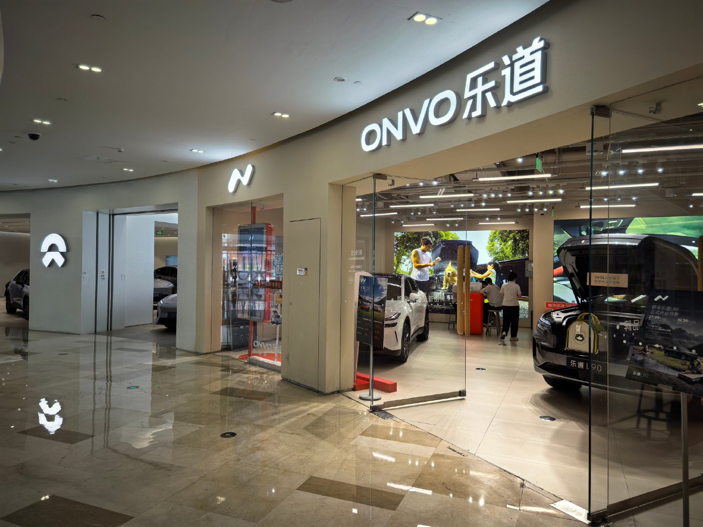 乐道蔚来店开在一起，但是分开的独立门店  ​​​