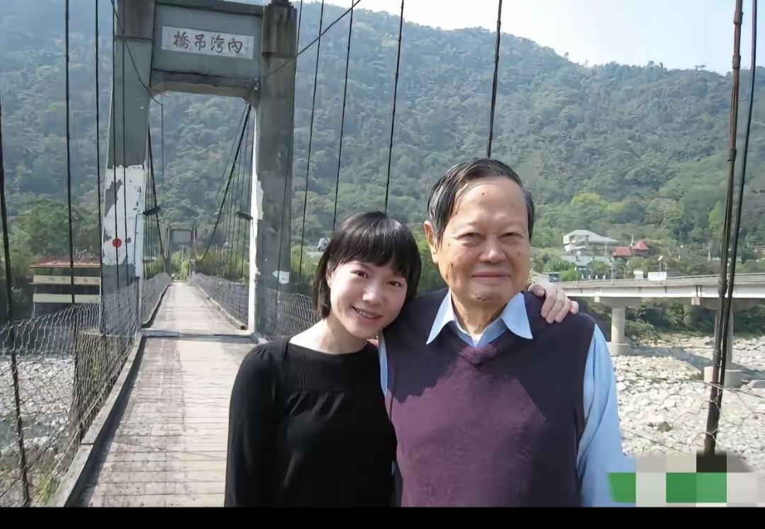 这是翁帆和杨振宁2009年在台湾的一张合影，那时翁帆33岁，杨振宁87岁。照片中