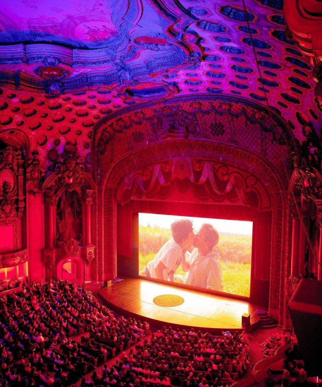 情人节当天在洛杉矶埃斯酒店影院放映的《请以你的名字呼唤我》影院有很浓烈的哥特风格