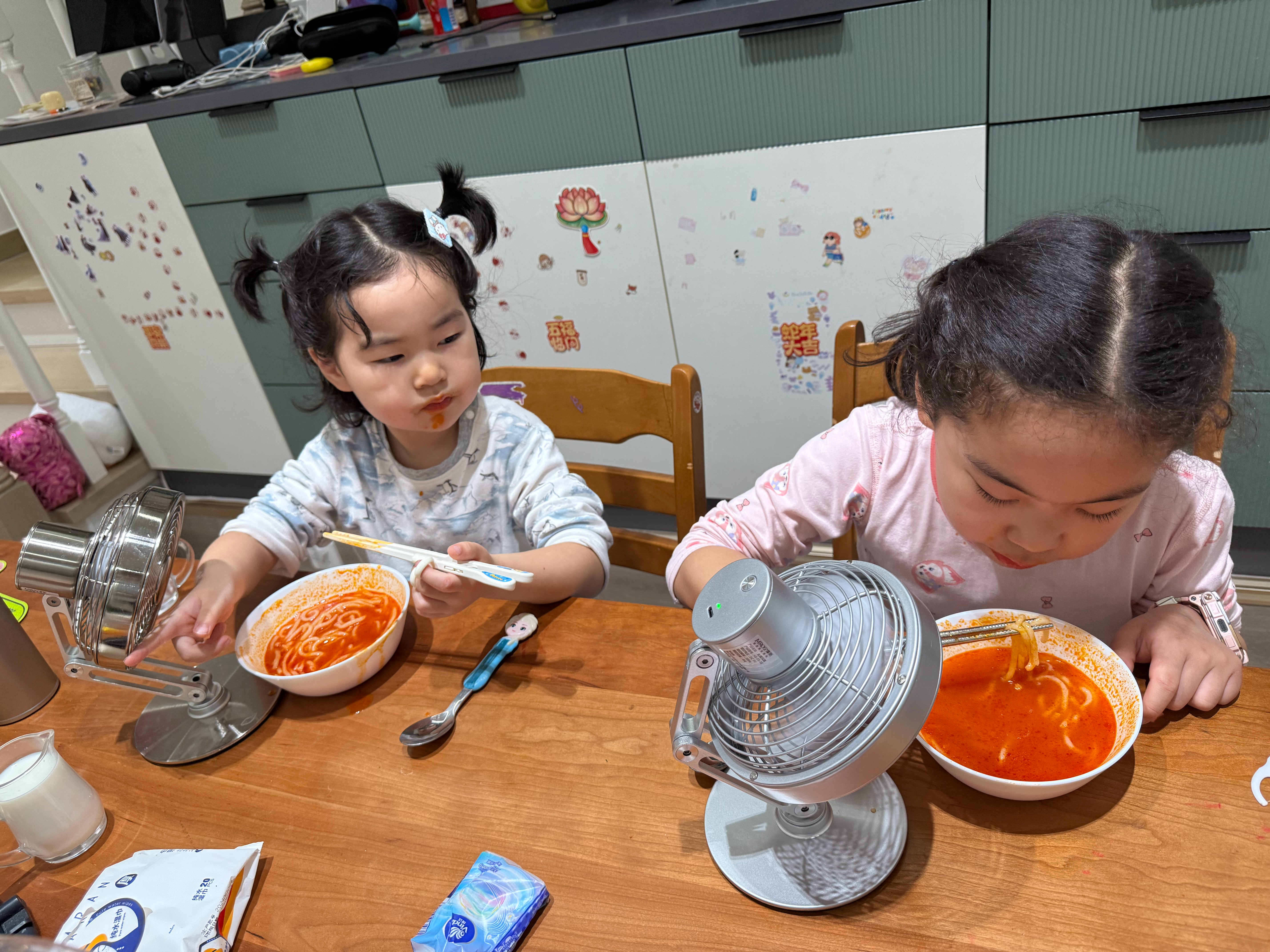 很多人不理解小风扇有啥用，太实用了啊。别说小孩了，成年人吃饭都不能太烫，太烫致癌