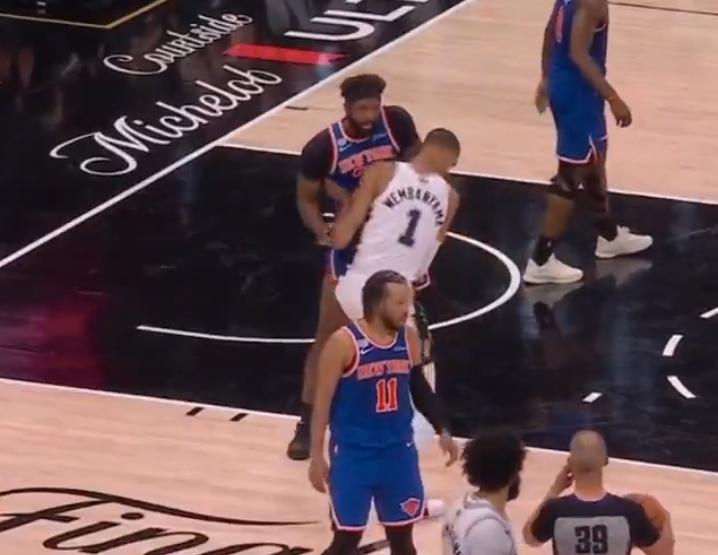 NBA总决赛G2，尼克斯在上半场一度落后12分的情况下，强势反扑半场直接反超比分
