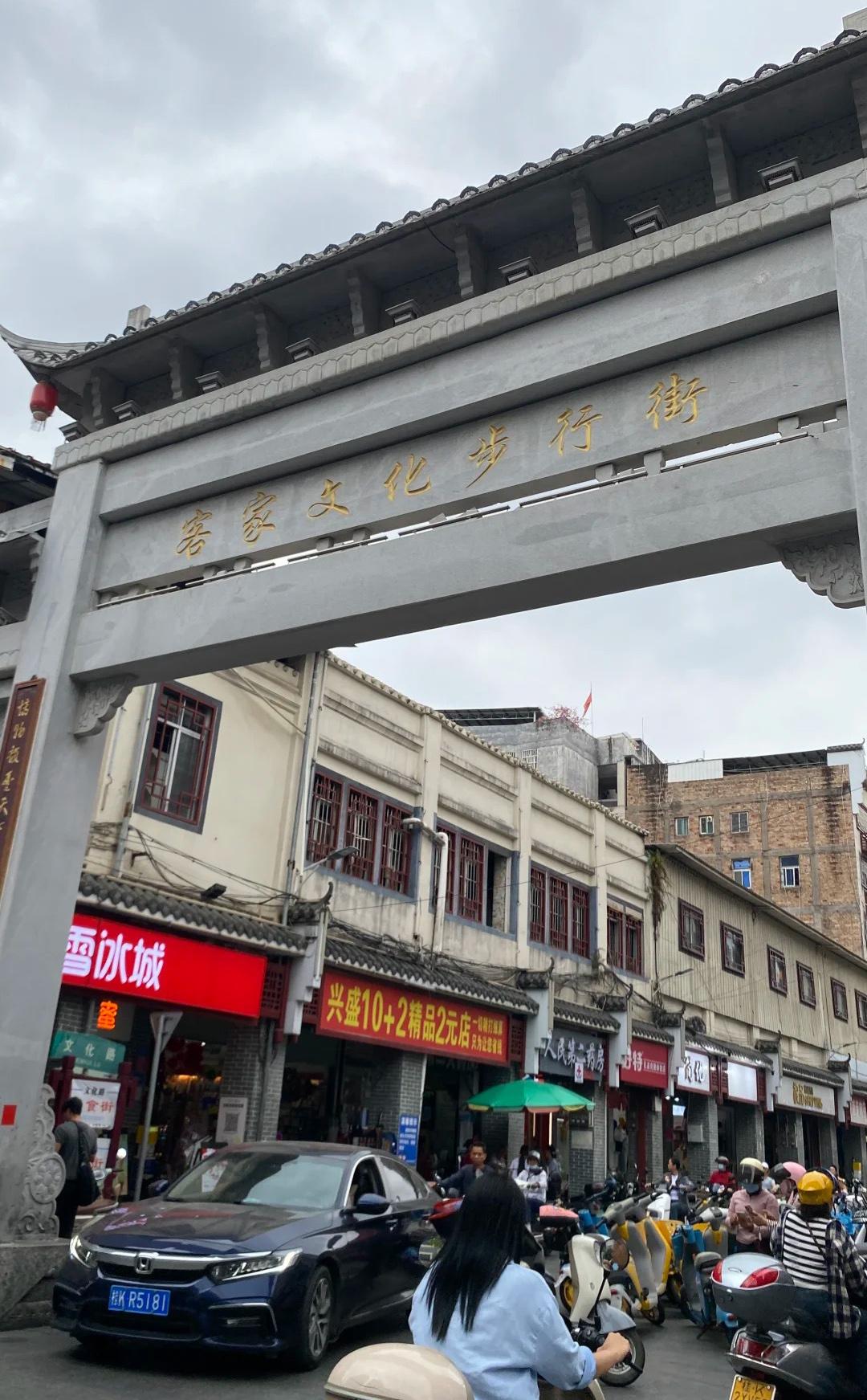 去了一趟广西玉林市博白县，一进县城，就被铺天盖地的人群惊呆了。没想到一个小县城这