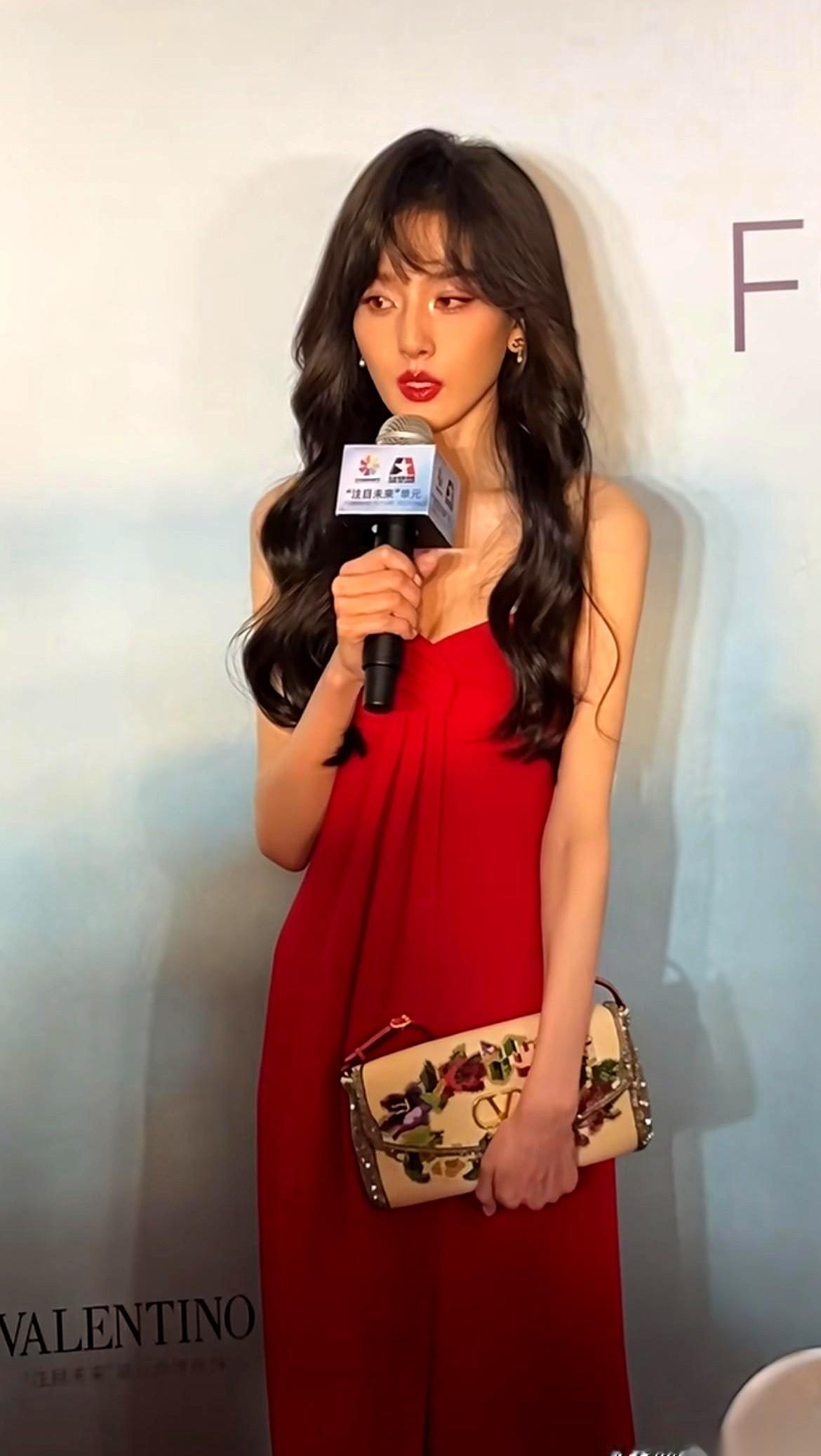 刚刷到她最新的红毯图，我下意识把手机拿远了一点。
那头发是怎么回事？像一团炸开的