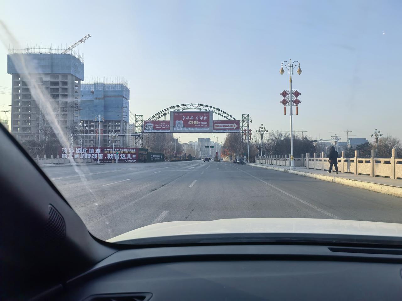 今日腊月二十一，
天气晴朗赶年集。
刚发工资有底气，
…………………。
请您来续