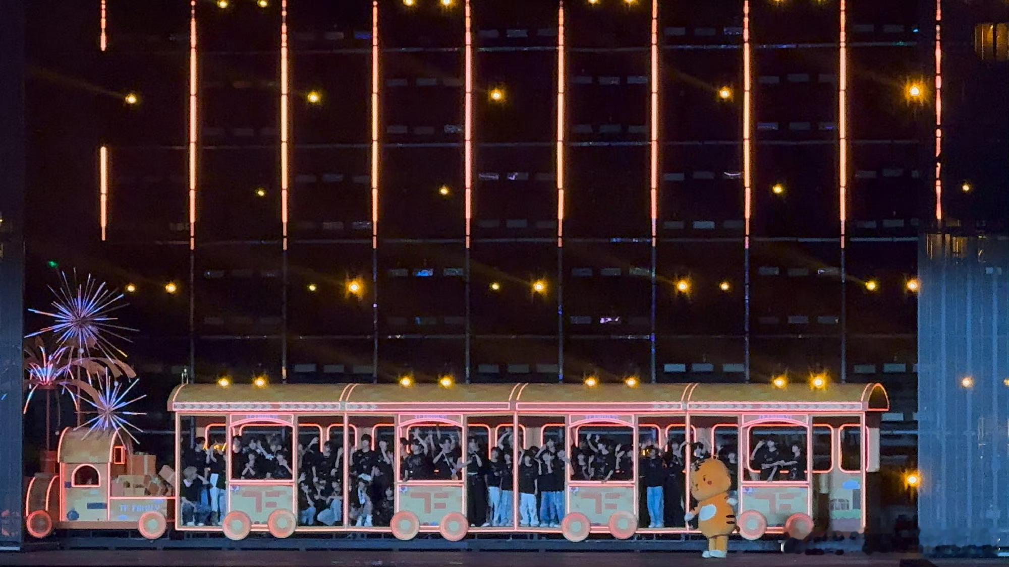 俺滴天呢，，一个火车拉了一车人满满的一车人TF家族新音