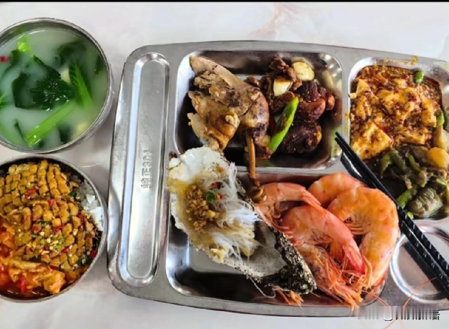 侯英超：哈哈，美食又来了。
辽宁队这伙食是真不错啊，侯英超回辽宁队备战全运会，每