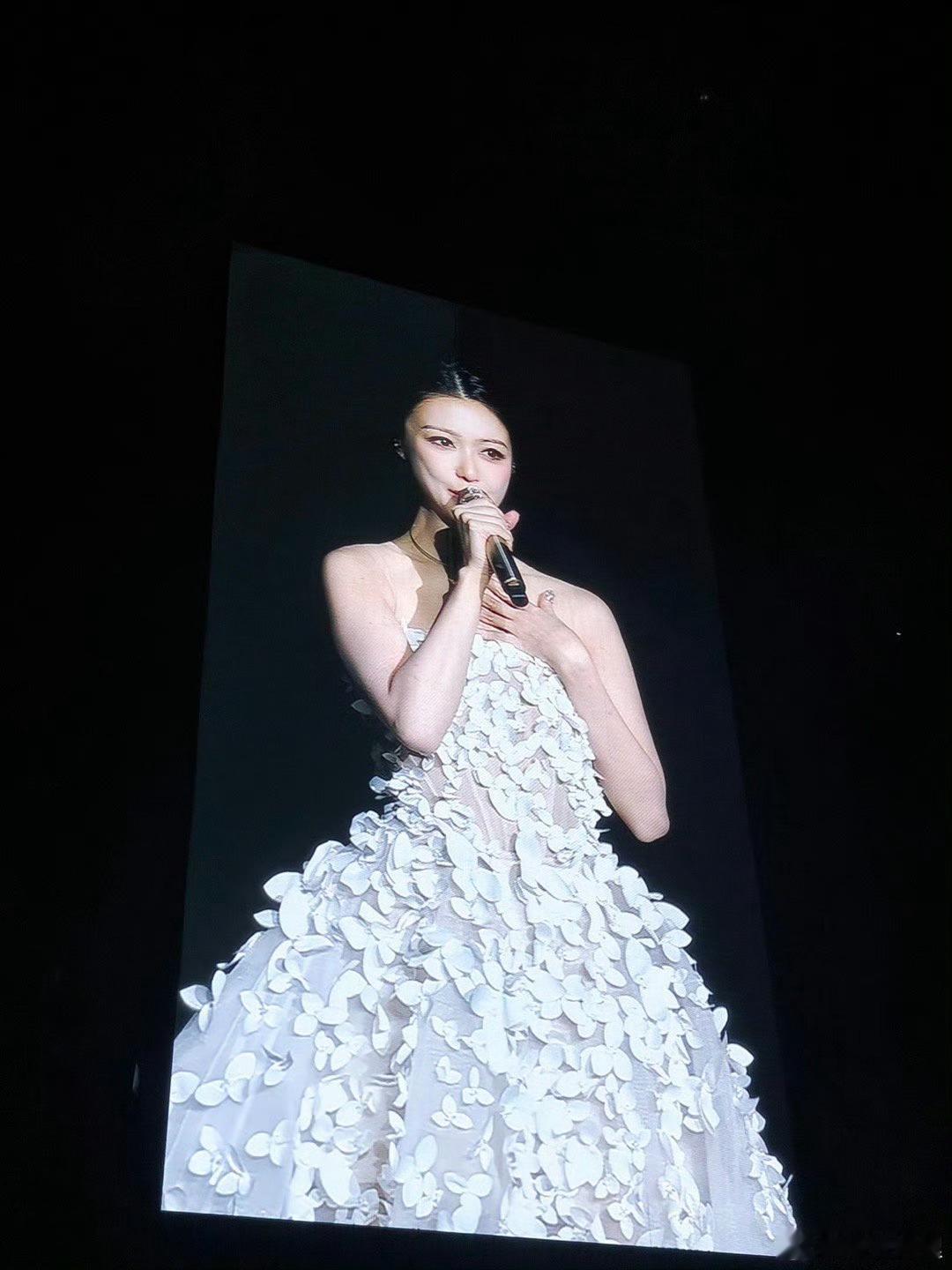 这哪里是演唱会，分明是薛凯琪的封神现场！纯白花嫁加身，她就像一朵在音符滋养下盛放