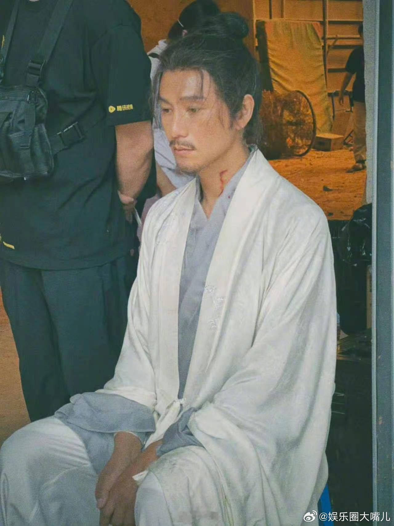 金色很古龙金色大结局没有大开大合的轰轰烈烈，所有爱恨欲望都被漫漫黄沙掩埋，这独属