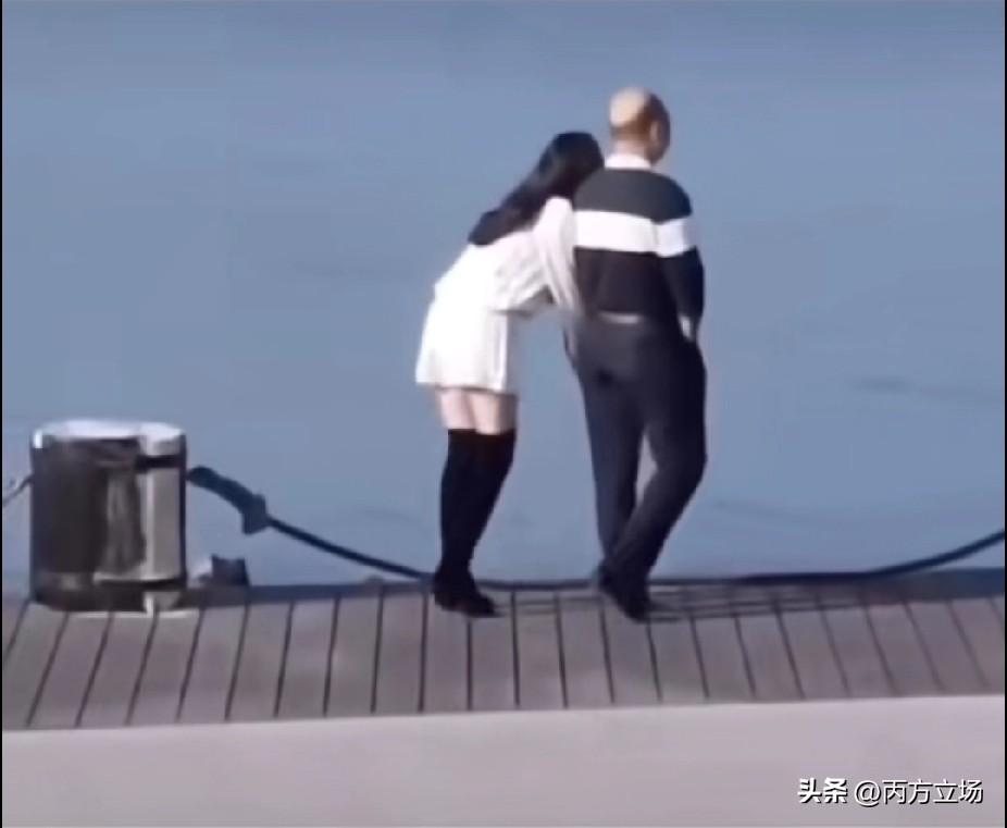 她说她喜欢看海，后来才知道原来是喜欢看地中海。又搂又抱，亲热得不行。那片“地中海