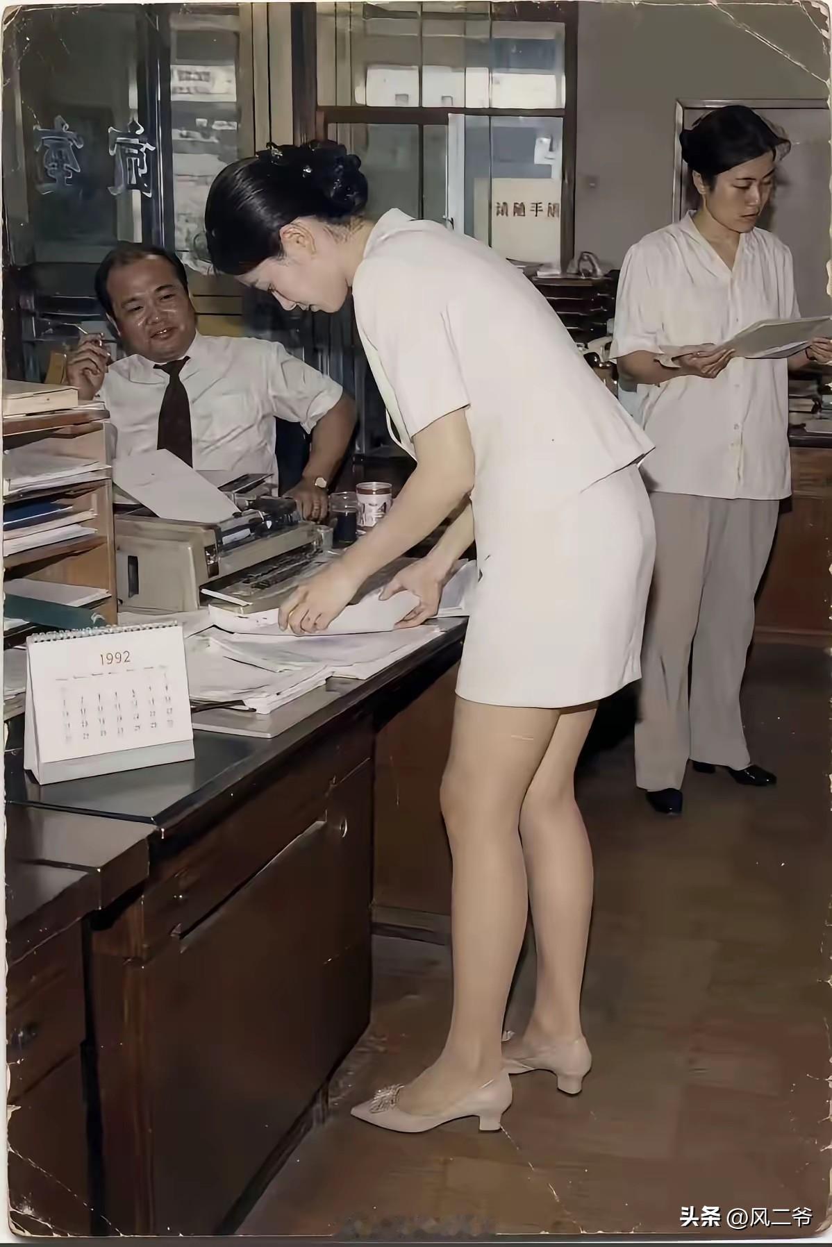 这个老板看人的眼神不对，也不知道这个美女注意到了没有？
    面对这样色迷心窍