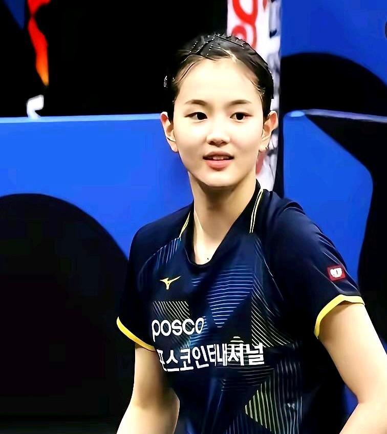 乒坛从来不缺绝色，缺的是稳坐王座的疯子。
 
王添艺顶着颜值天花板的头衔，在巴黎