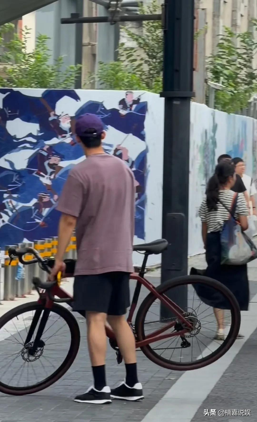 要不说黄景瑜能服遍娱乐圈的“兵役”呢，现实中他这身材确实太赞了！
他现身上海，穿