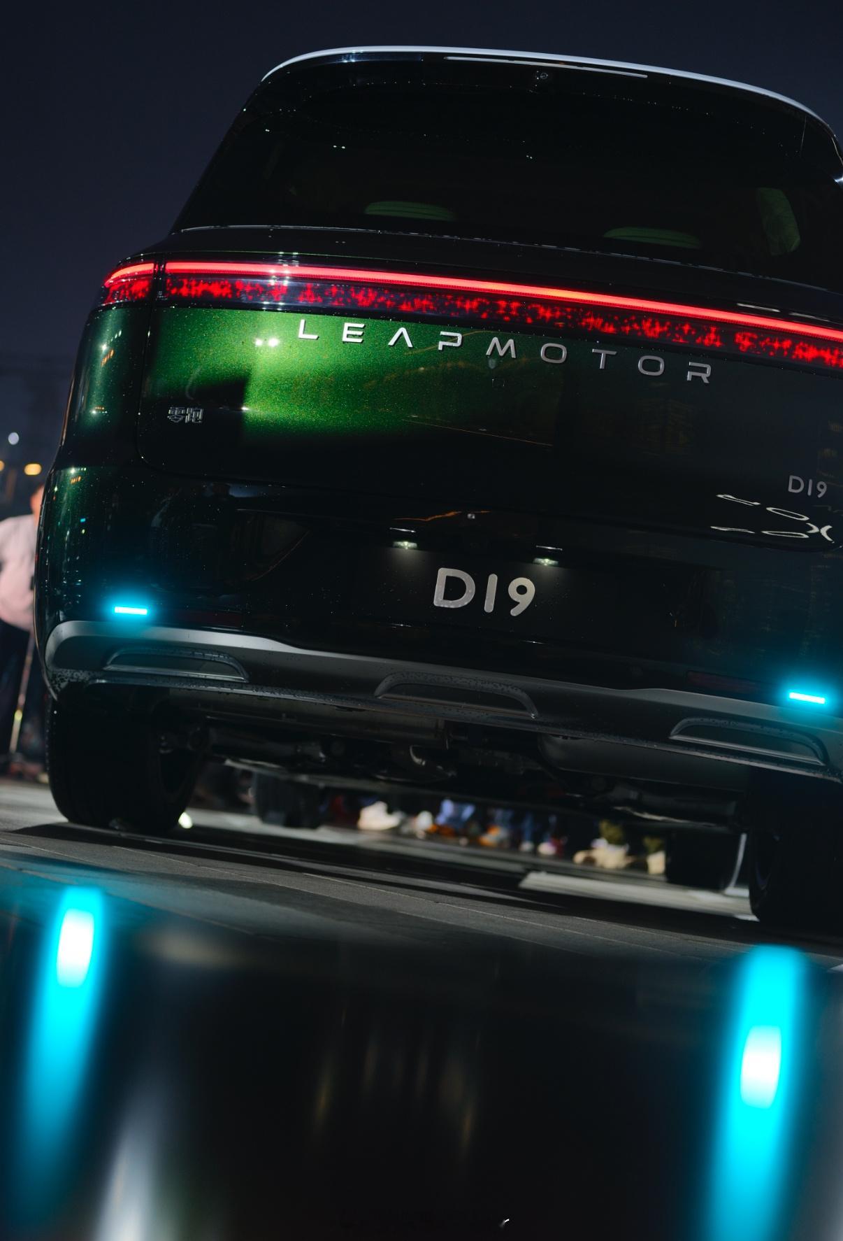 旗舰零跑D19  X 费翔